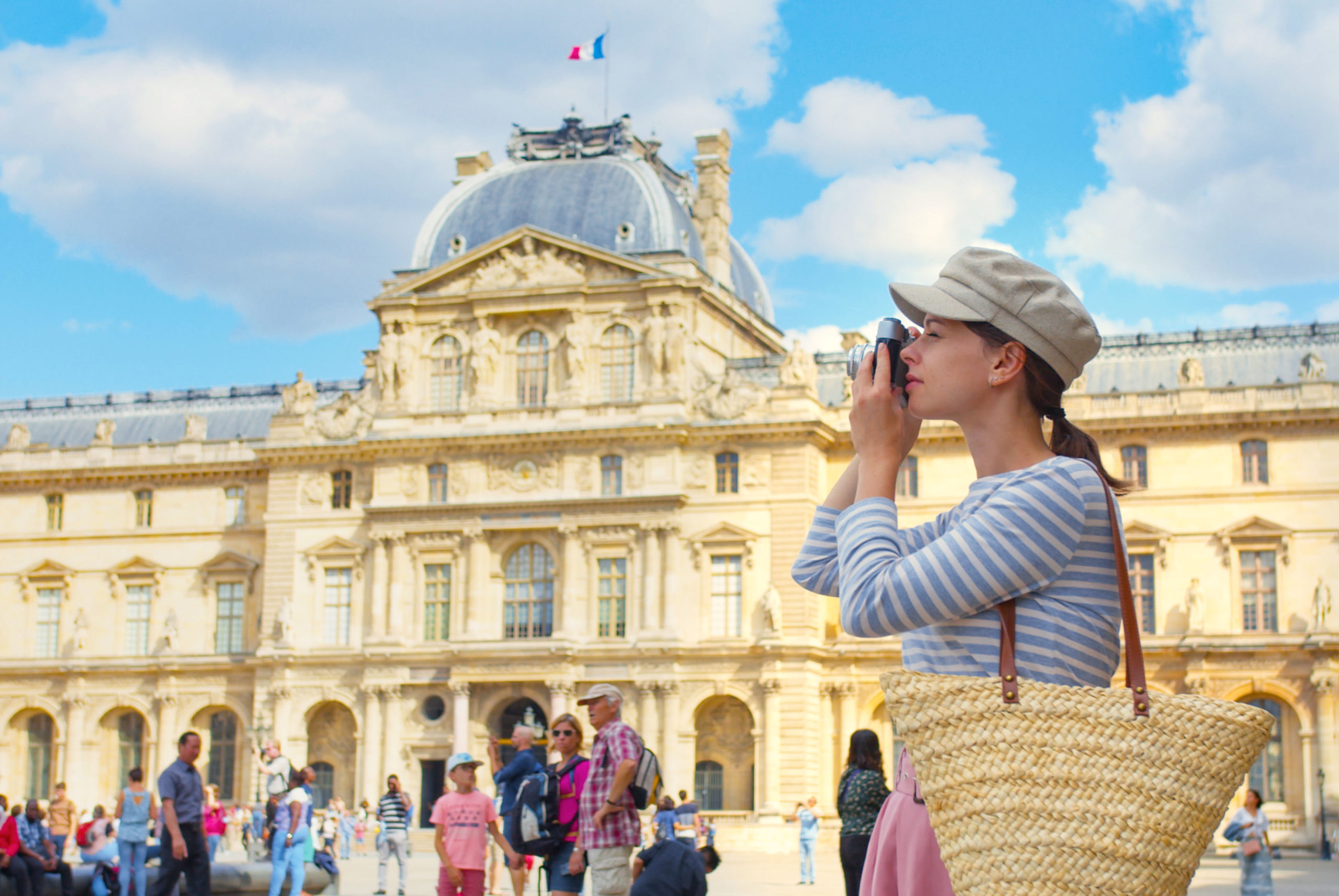 Paris walking. Туристы с гидом около Эйфелевой башни.