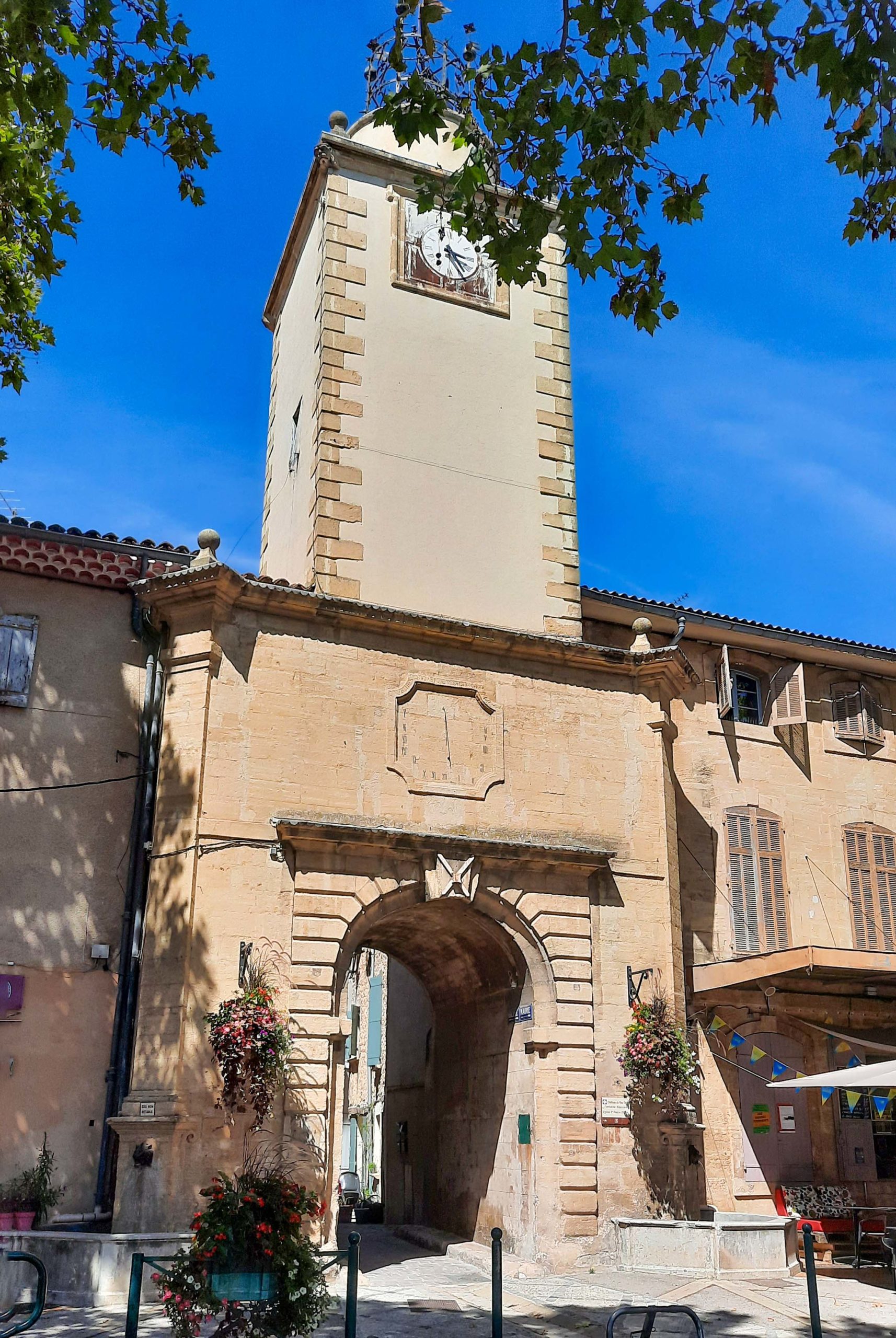 Tour de l'Horloge in Peyrolles-en-Provence © Mathieu BROSSAIS - licence [CC BY-SA 4.0] from Wikimedia Commons