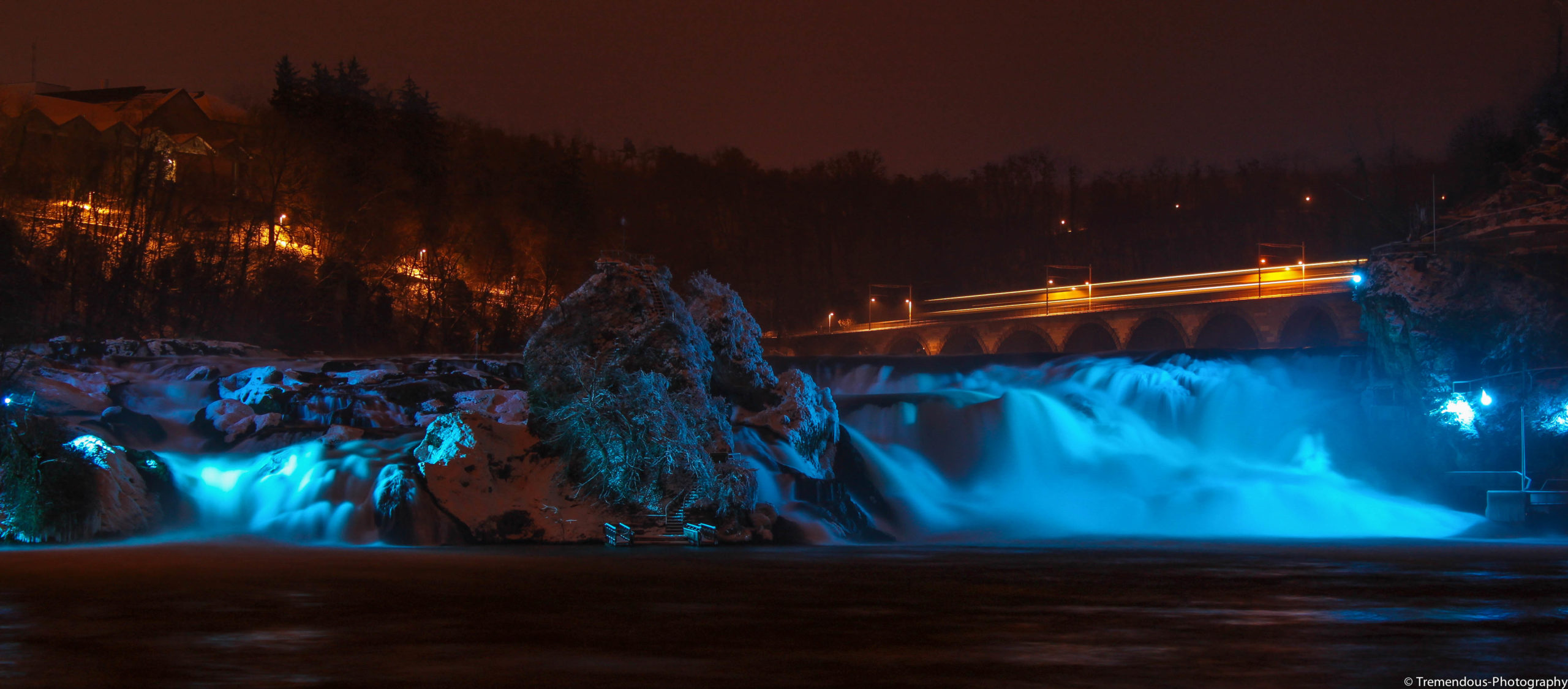 Rheinfall by Night © Tremendous-Photography - licence [CC BY-SA 3.0] from Wikimedia Commons