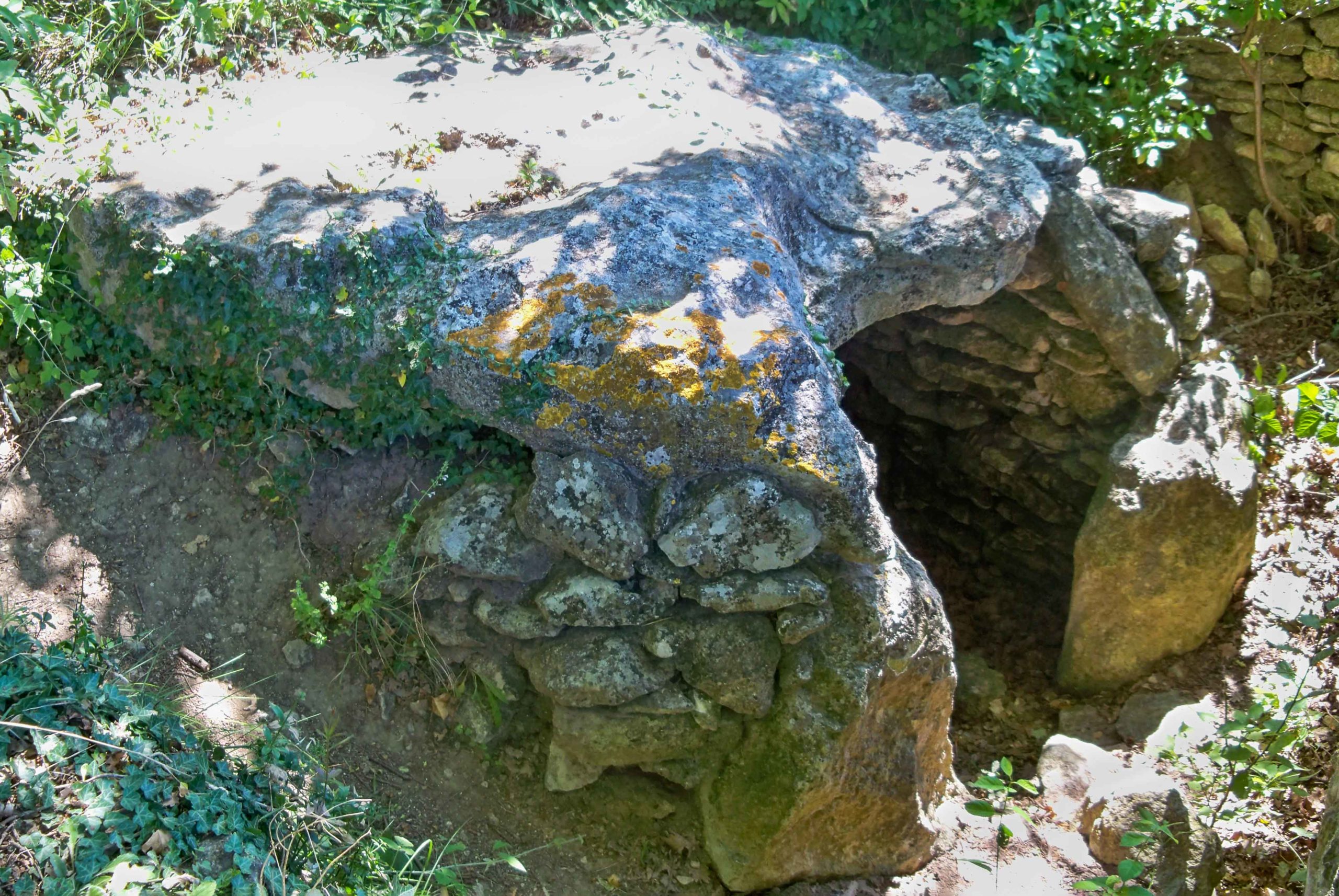 Dolmen de la Pitchoune by Véronique PAGNIER (Public Domain via Wikimedia Commons)