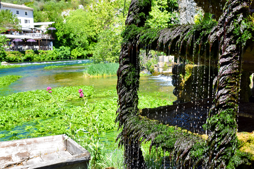 Fontaine-de-Vaucluse © French Moments