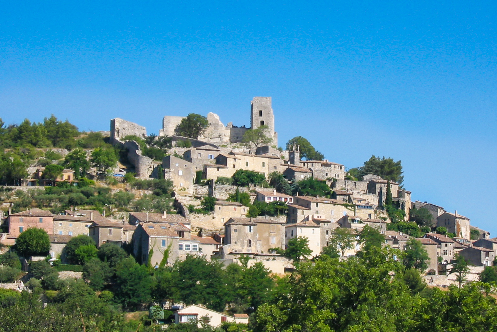 Village of Lacoste in Provence © ArjenW - licence [CC BY-SA 3.0] from Wikimedia Commons