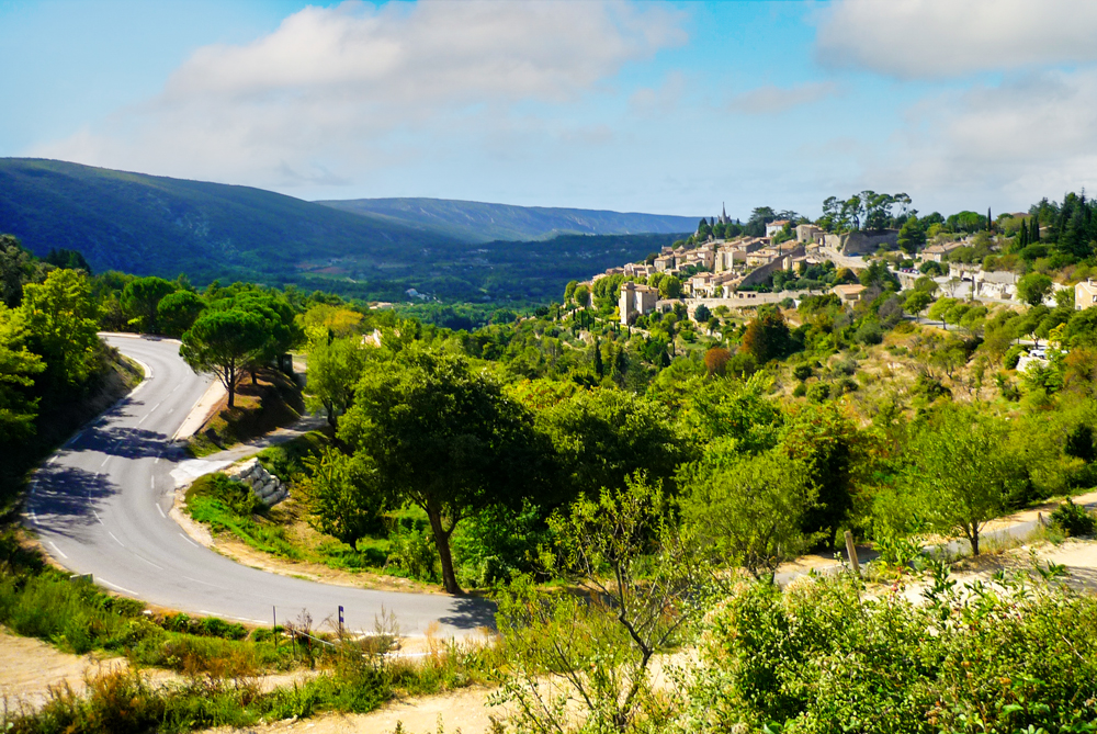 Arriving at Bonnieux from Lourmarin © French Moments