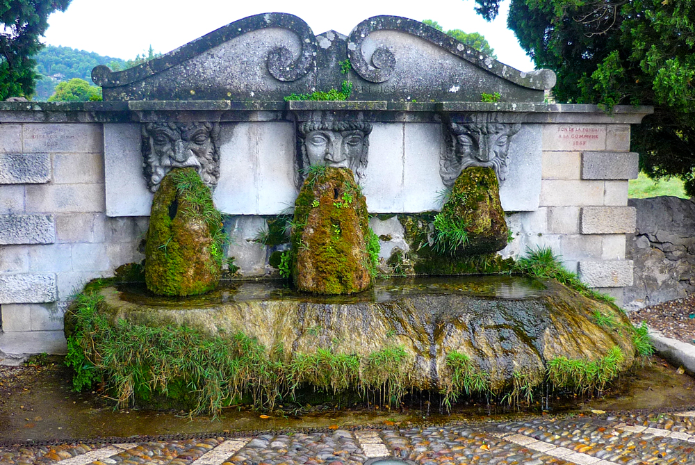 Fontaine aux Trois Masques © French Moments