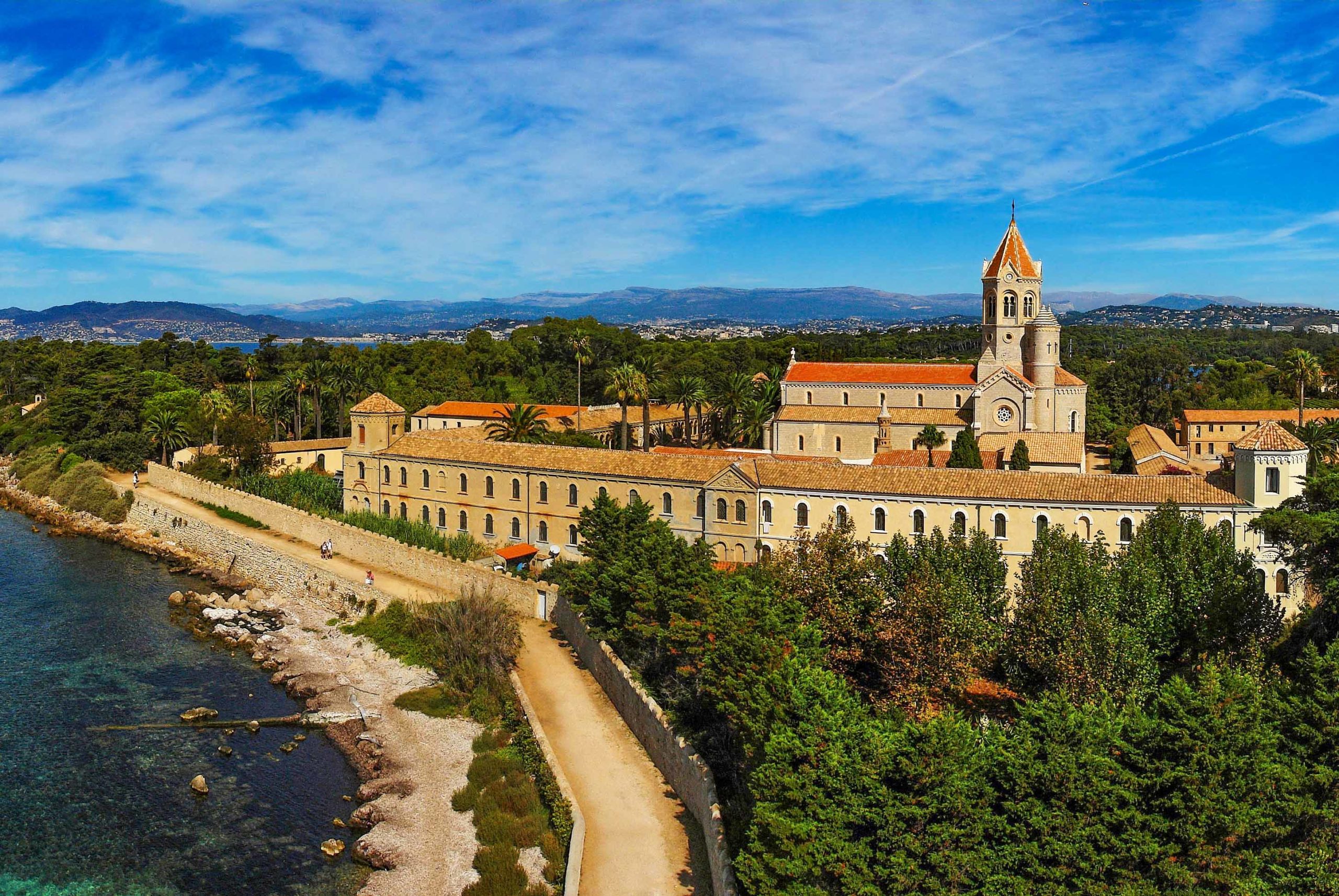 The Lérins monastery off Cannes © Alberto Fernandez Fernandez - licence [CC BY 2.5] from Wikimedia Commons