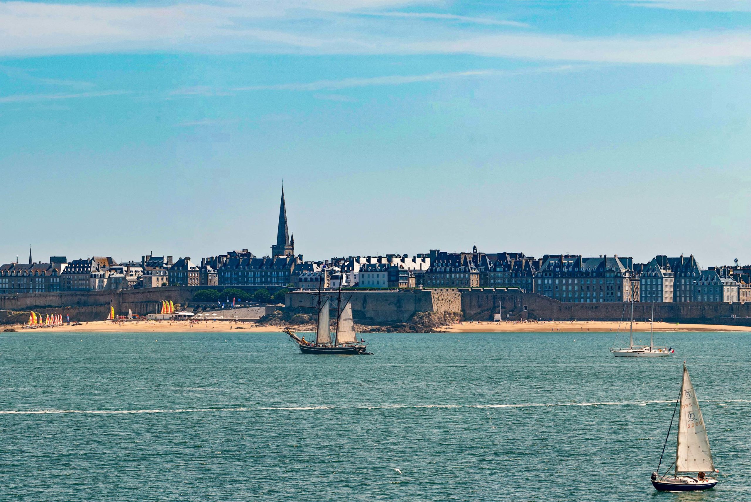 Saint-Malo from Dinard © Diliff - licence [CC BY-SA 3.0] from Wikimedia Commons