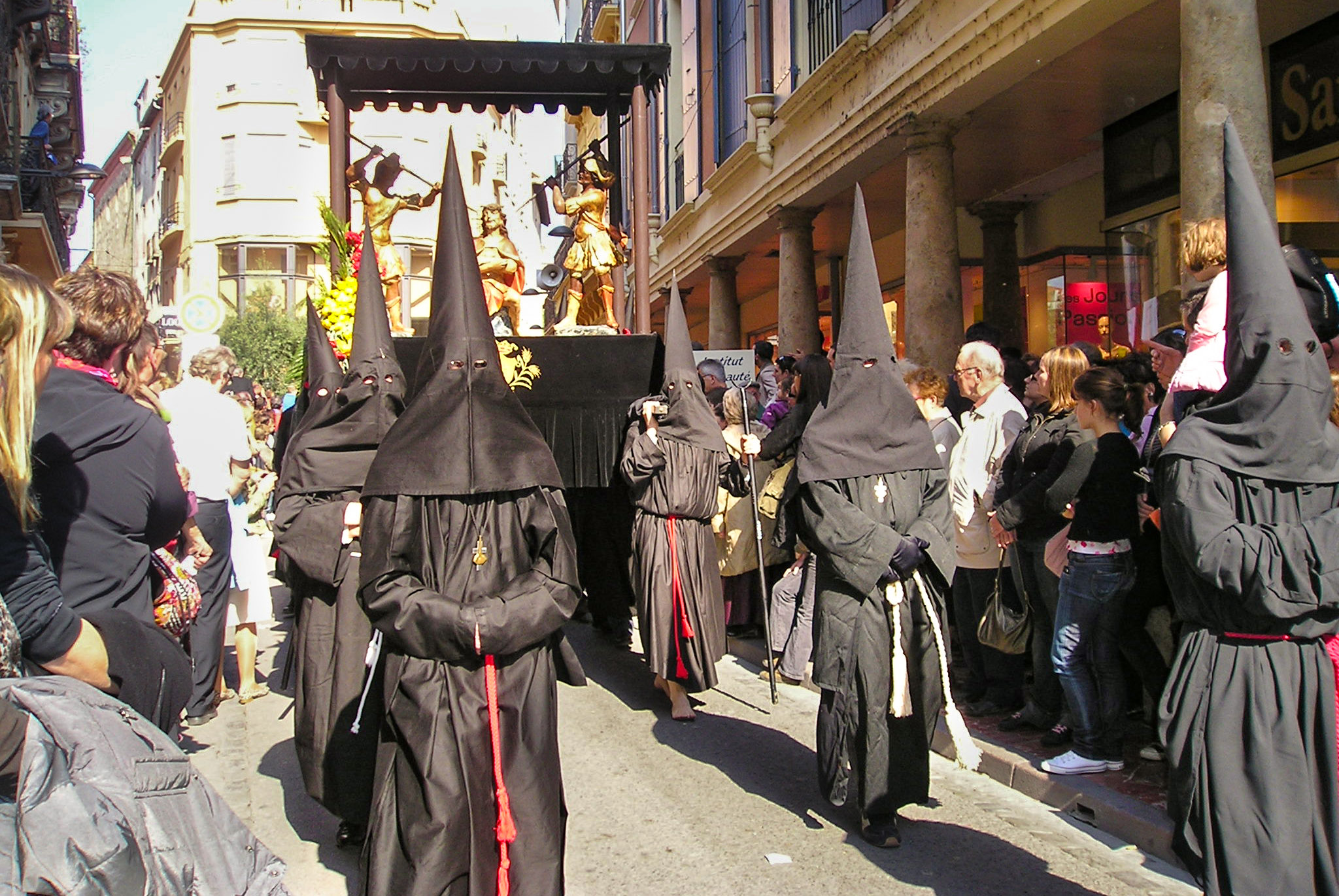 Sanch Procession Perpignan © Sylenius - licence [CC BY-SA 3.0] from Wikimedia Commons