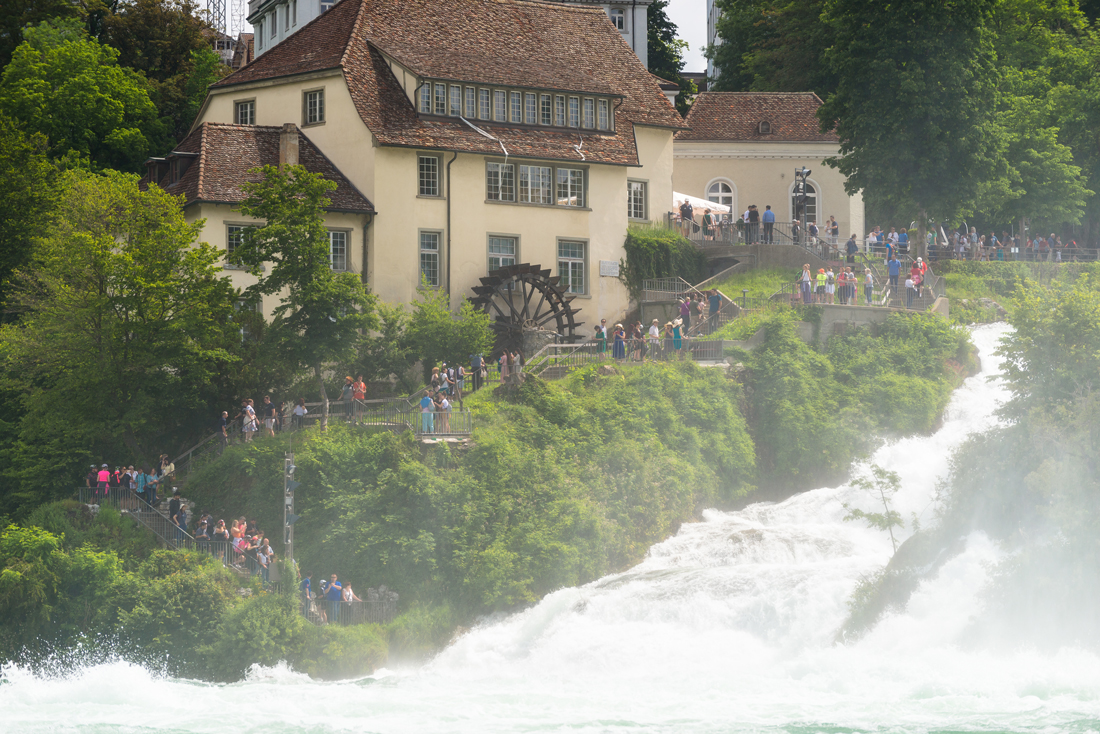 Along the falls. Photo @kinek00 via Twenty20