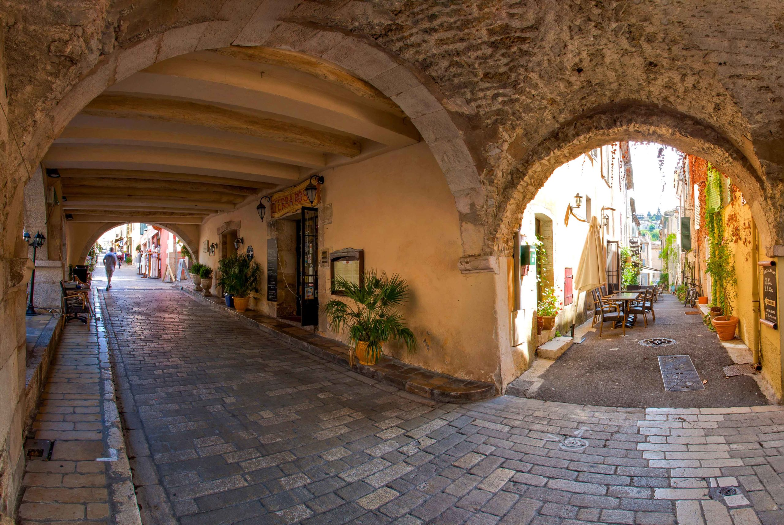 Place des Arcades in Valbonne © Ville valbonne sophia - licence [CC0] from Wikimedia Commons