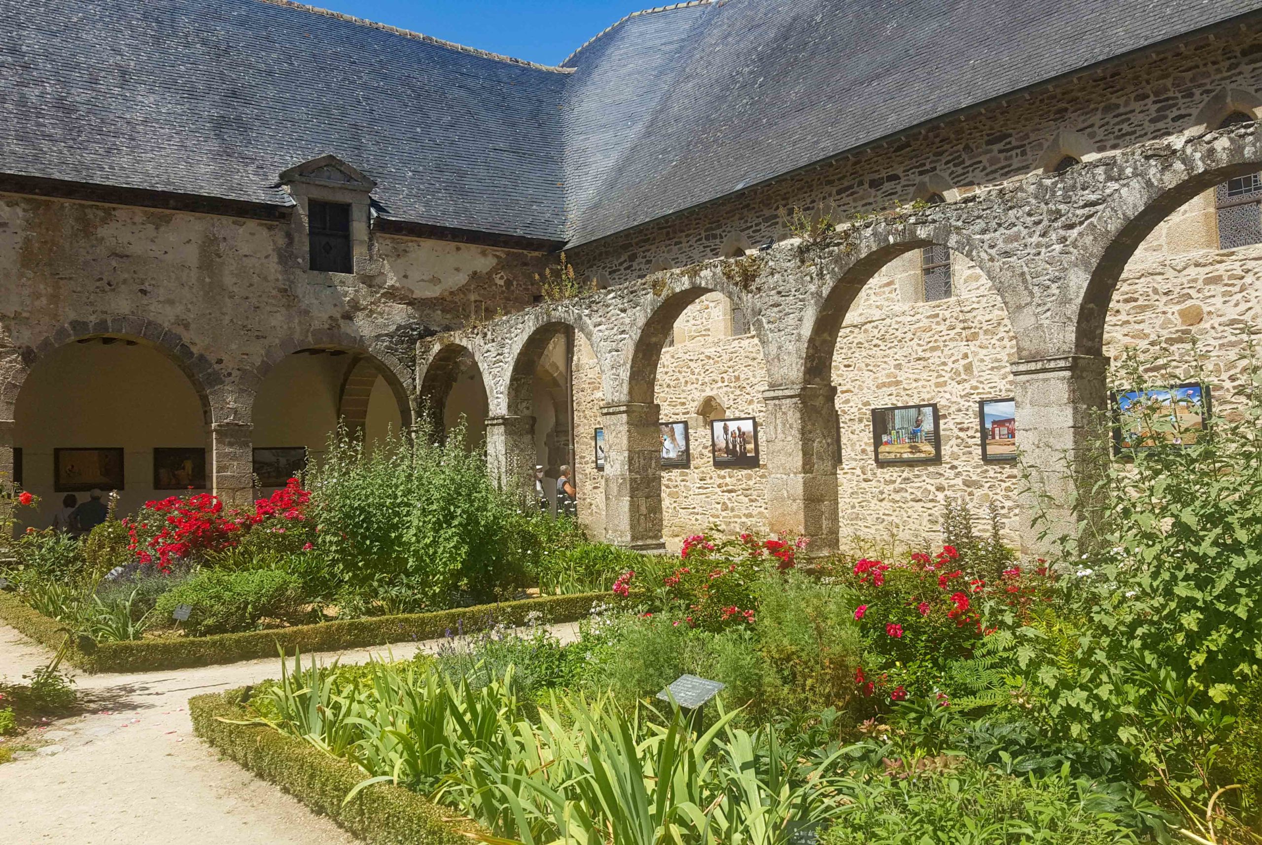 Abbaye Saint-Magloire Léhon Cloister © Nono314 - licence [CC BY-SA 4.0] from Wikimedia Commons