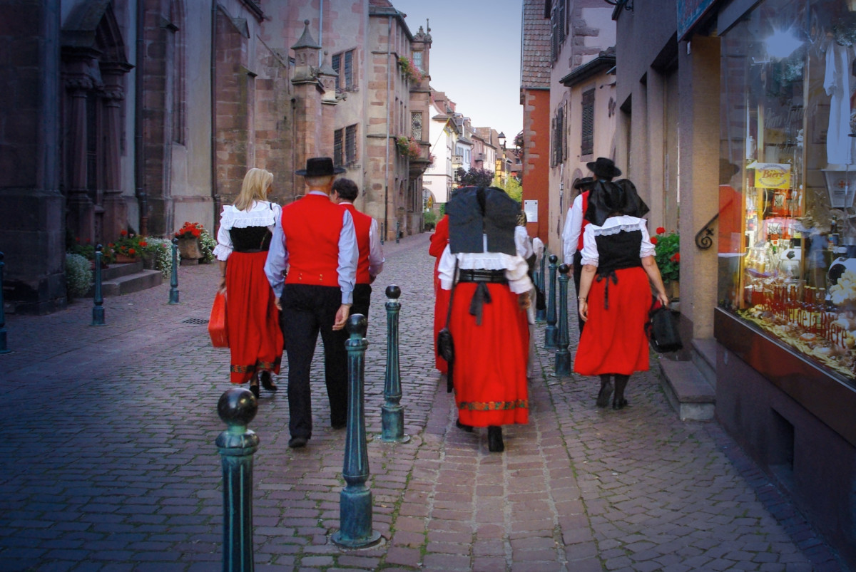 Alsatian costume in Kaysersberg © French Moments