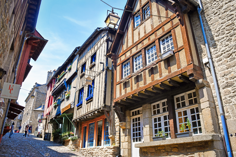 Explore Dinan - Rue du Jerzual © French Moments