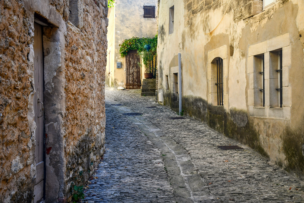 Morning Walks in Bonnieux, Luberon © French Moments