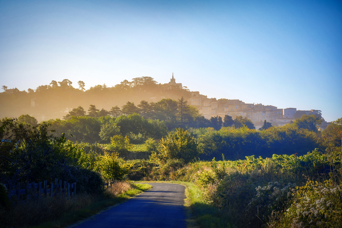 Walking in the countryside of Bonnieux © French Moments