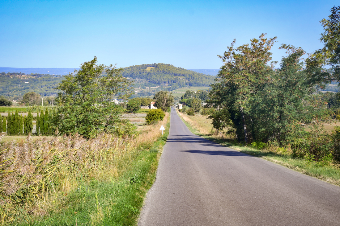 Walking in the countryside of Bonnieux © French Moments