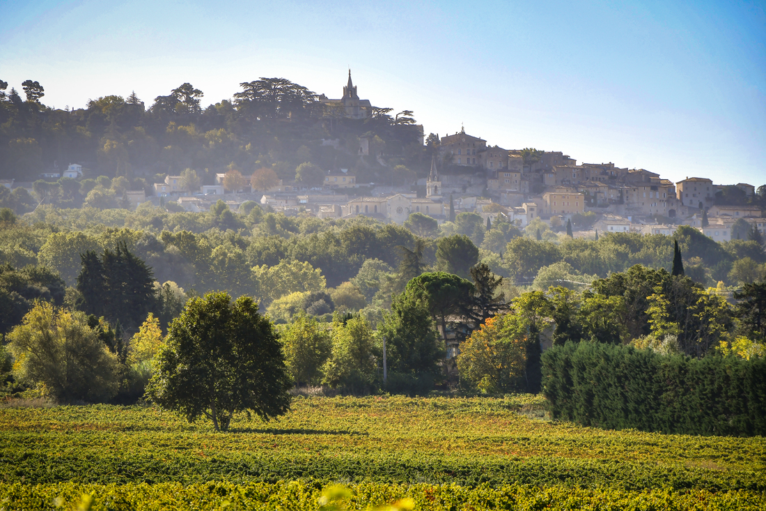 Walking in the countryside of Bonnieux © French Moments