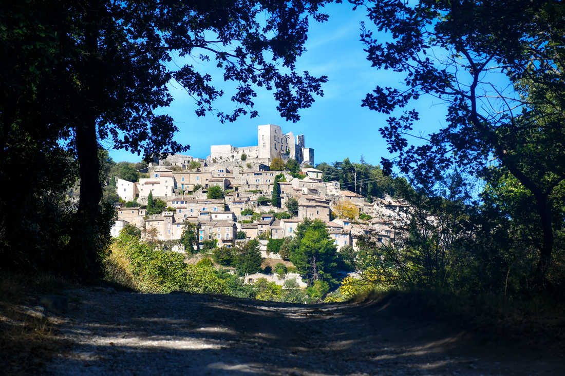 Walking in the countryside of Lacoste © French Moments