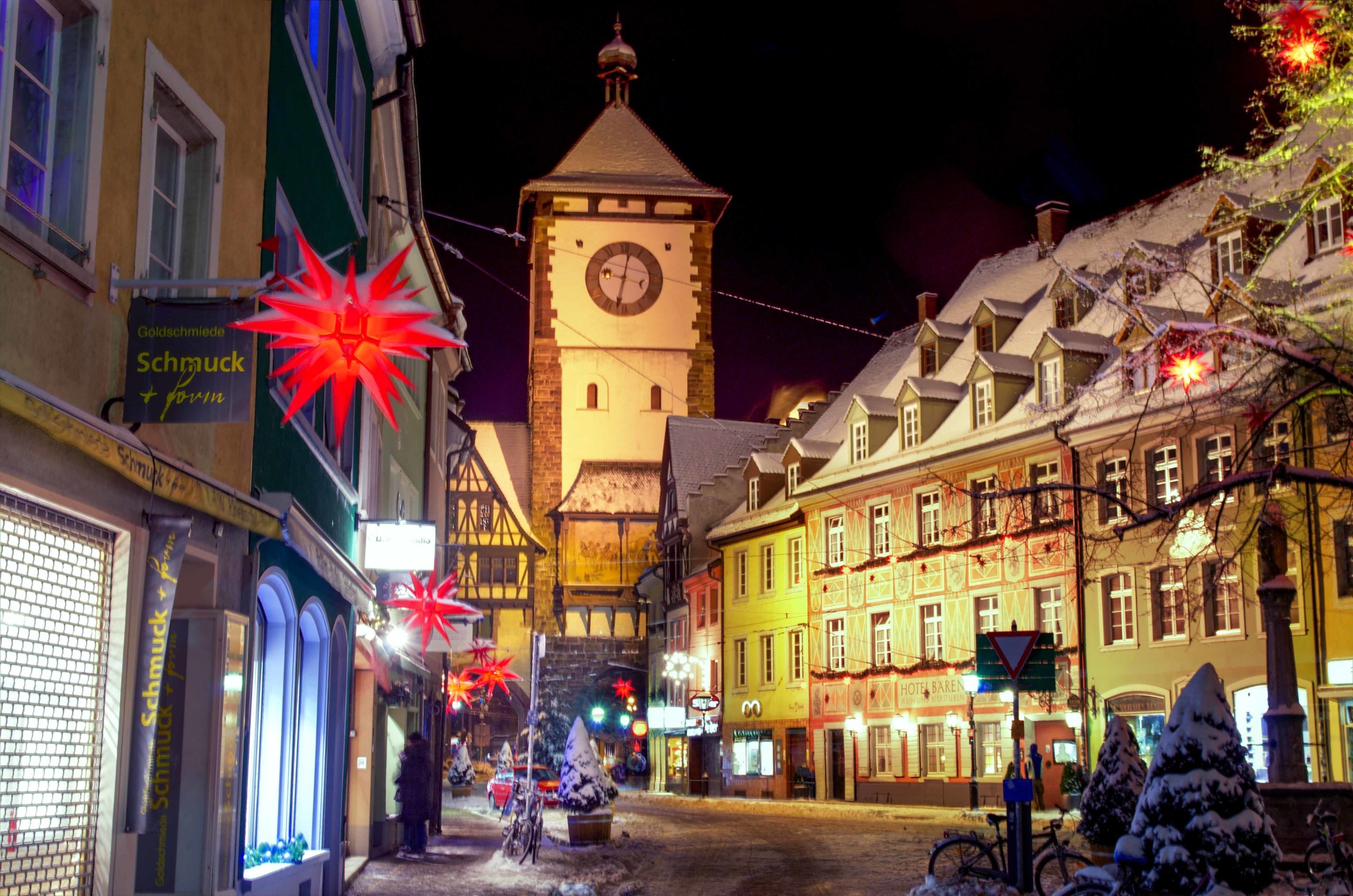 Schwabentor and Herrenstraße - Freiburg Christmas Market © joergens.mi - licence [CC BY-SA 3.0] from Wikimedia Commons
