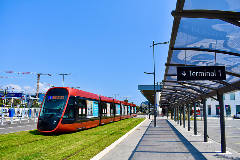 Nice Airport Tram Line 2 © Snoopy 31 - licence [CC BY-SA 4.0] from Wikimedia Commons