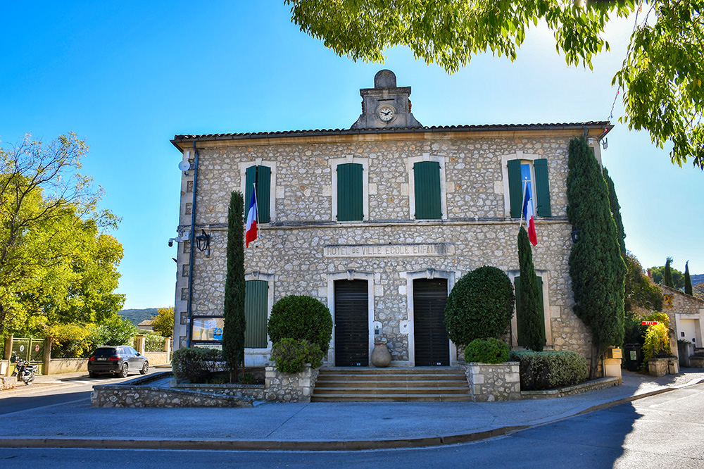Eygalières mairie © French Moments