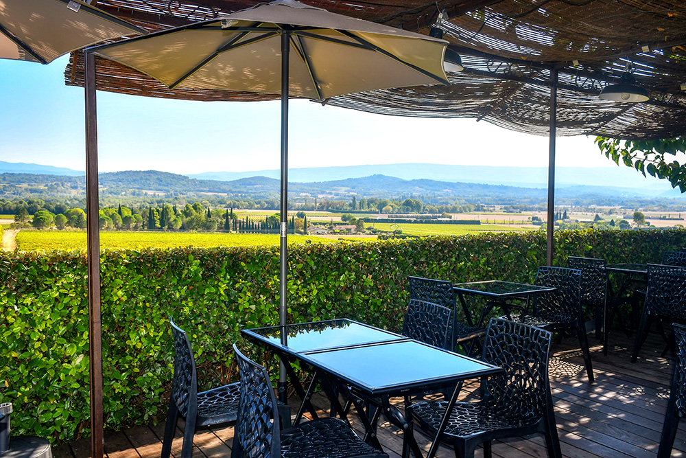 Café terrace in Joucas © French Moments