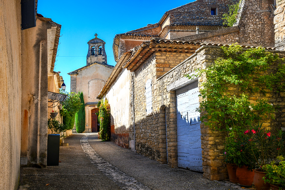 Joucas: Rue de l'église © French Moments