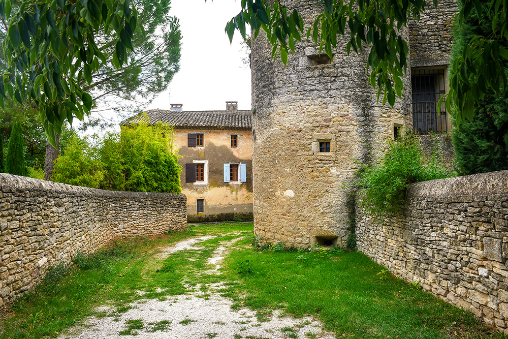 Castle of Cabrières-d'Avignon © French Moments