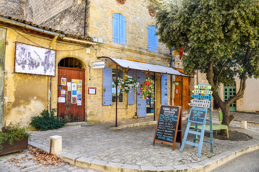 Ansouis Guided Walk - Place des Hôtes © French Moments