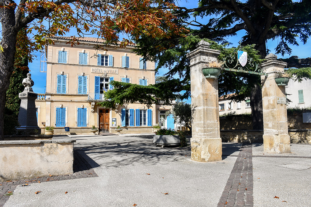 Town-Hall of Lauris © French Moments