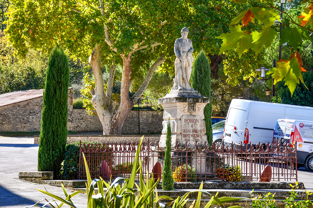 The war memorial © French Moments