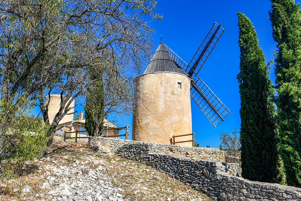 Windmill of Saint-Saturnin-lès-Apt © French Moments