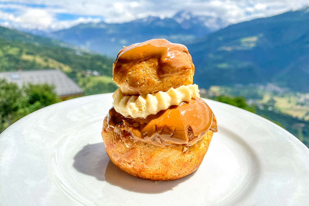 Religieuse au café © French Moments