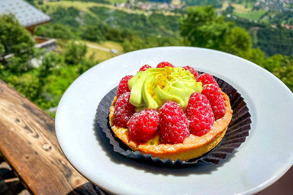 Raspberry and pistachio tartelette © French Moments
