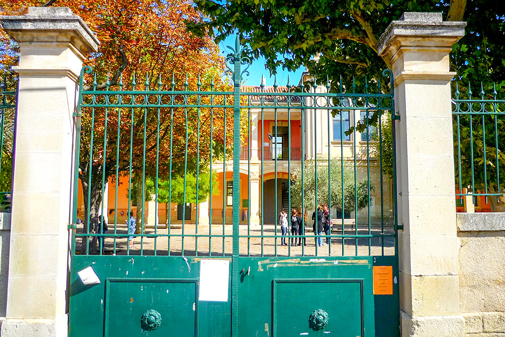 School in Cadenet, Provence © French Moments