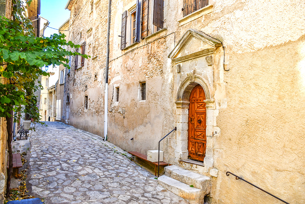 Townhouses in Simiane © French Moments