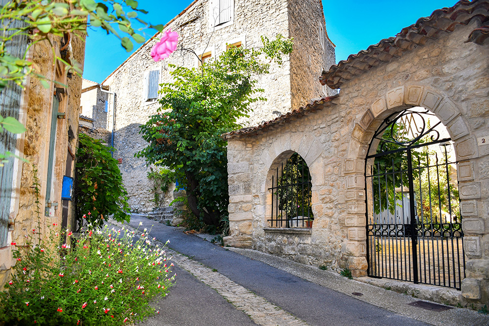 Rue du Château, Viens © French Moments