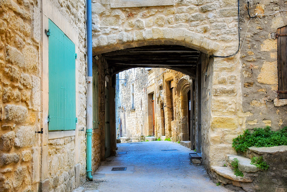 Old street of Viens, Provence © French Moments