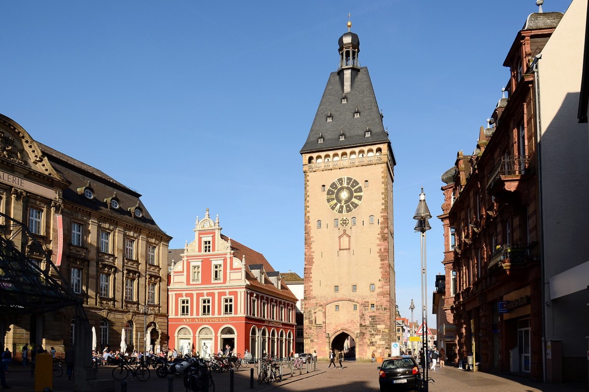 Altpörtel de Spire vue de la Postplatz © BlueBreezeWiki - licence [CC BY-SA 3.0] from Wikimedia Commons