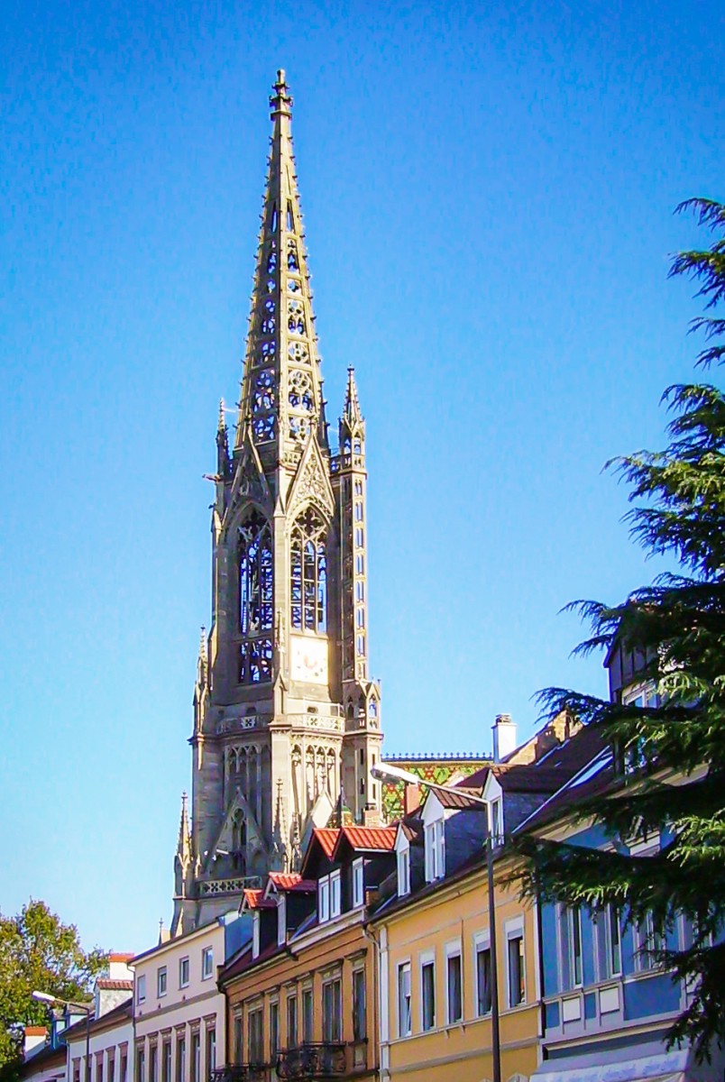 La Gedächtniskirche vue de la Landauerstrasse à Spire - par Immanuel Giel [Public Domain]