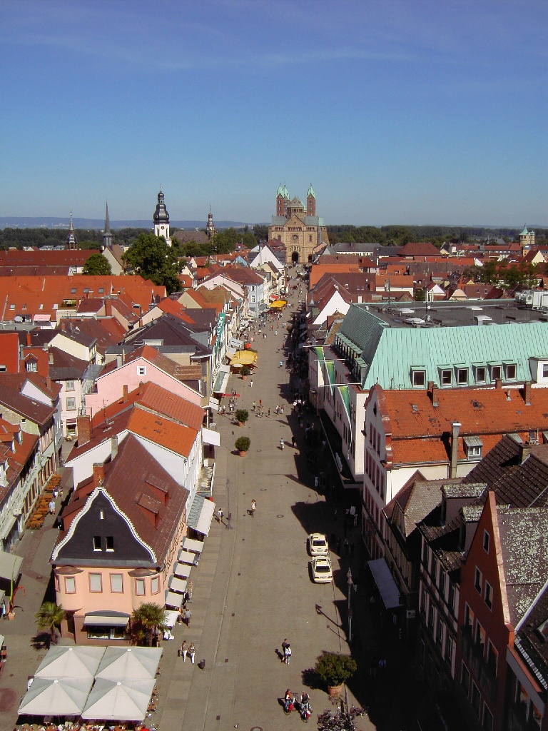 La Maximilianstraße vue de l'Altpörtel © PQ3 - licence [CC BY-SA 3.0] from Wikimedia Commons