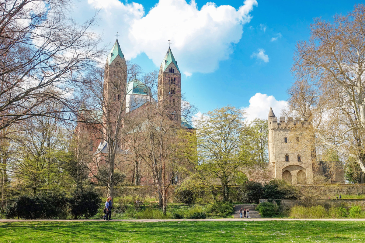 Dans le parc de la cathédrale de Spire © Kmtextor - licence [CC BY-SA 4.0] from Wikimedia Commons