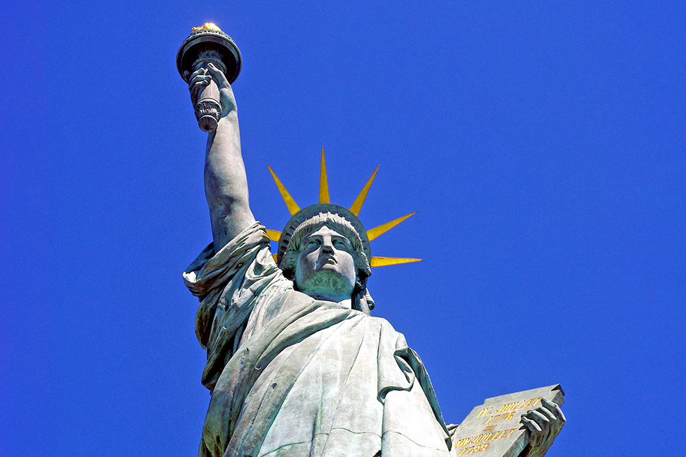 Statue of Liberty on the Île aux Cygnes, Paris © French Moments