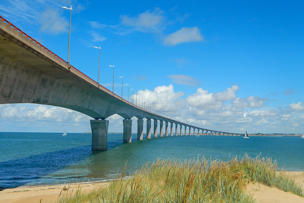 Ré Bridge, Ile de Ré © Ruben Holthuijsen - licence [CC BY-SA 2.0] from Wikimedia Commons