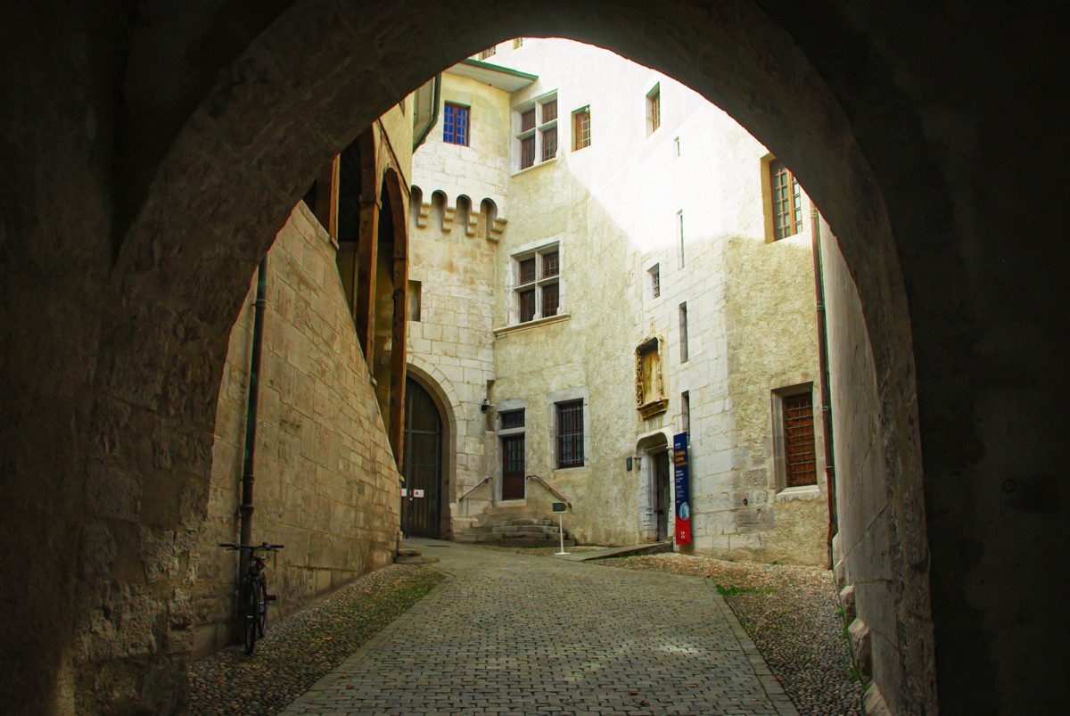 L'entrée du château des ducs de Savoie à Chambéry © French Moments