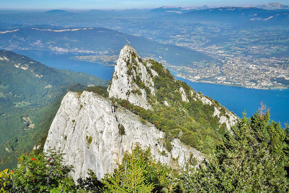 Lake Bourget Dent du Chat du Molard Noir © Florian Pépellin - licence [CC BY-SA 3.0] from Wikimedia Commons