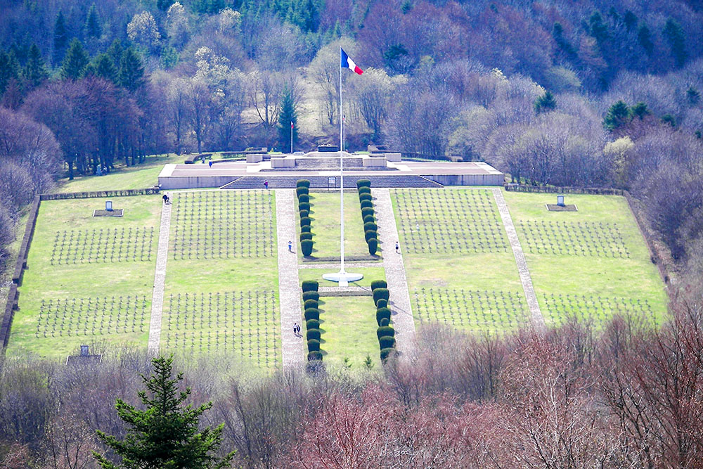 Hartmannswillerkopf Cemetery. Photo by Evadb [Public Domain via Wikimedia Commons]
