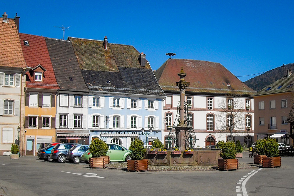 Masevaux Place des Alliés © Rauenstein - licence [CC BY-SA 3.0] from Wikimedia Commons