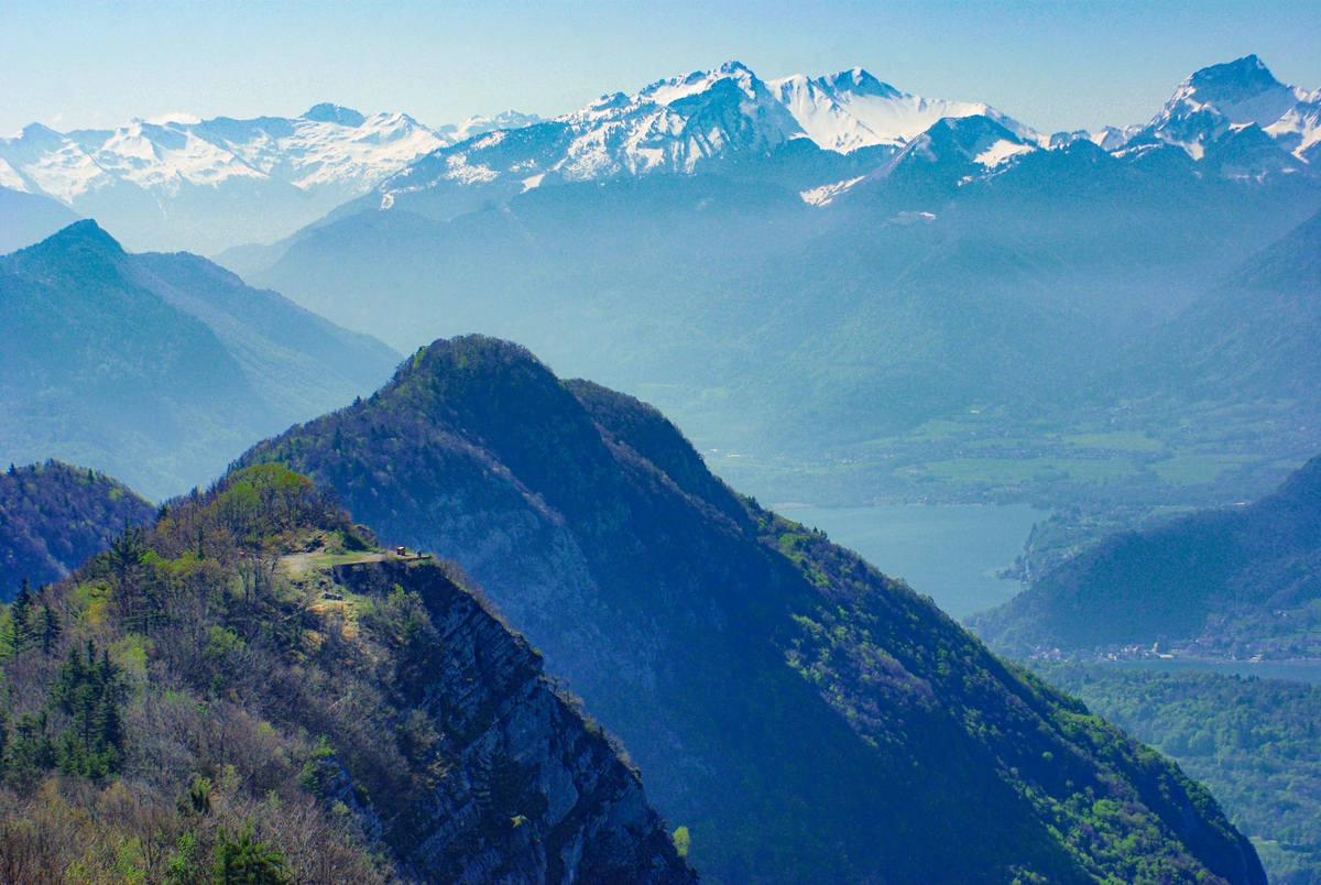 La vue du mont Veyrier sur les montagnes autour du lac d'Annecy © French Moments