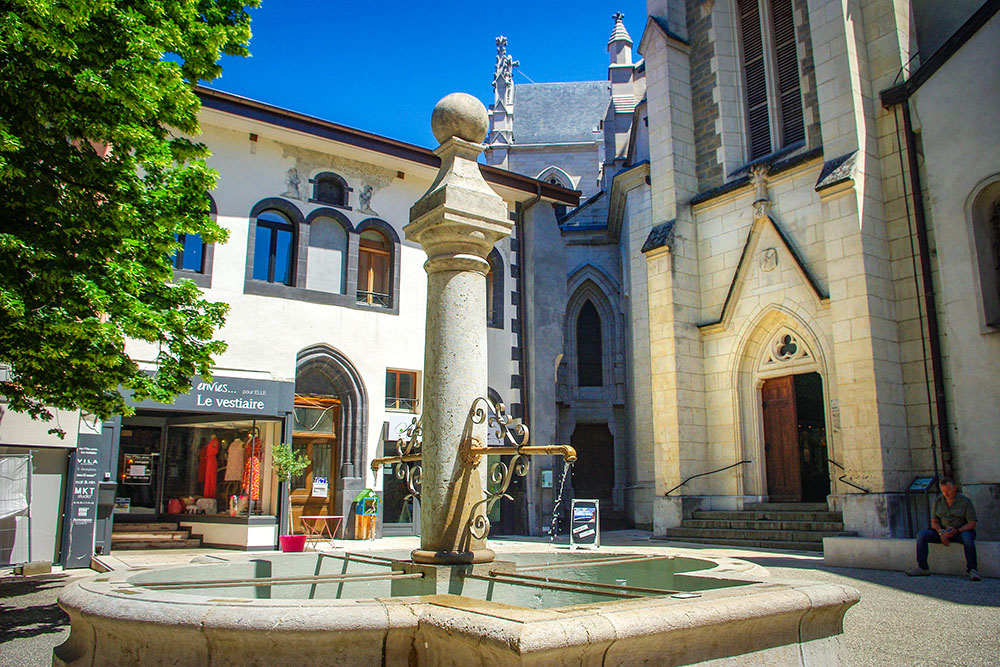 Place de l'église, Thonon © French Moments