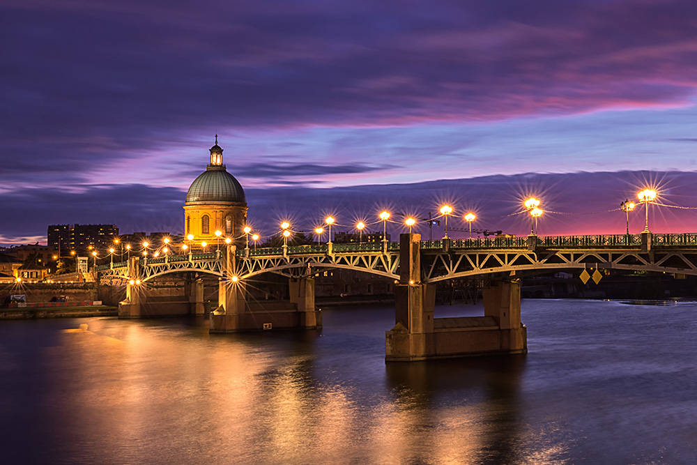 Toulouse student guide - Saint-Pierre Bridge. Photo by shandylight via Envato Elements